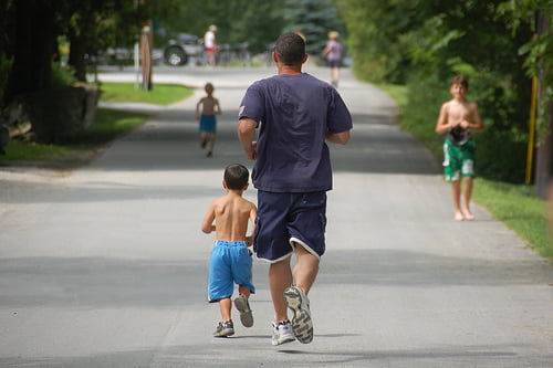 father and son running Scott Ableman Preporuke za apsolutne početnike u trčanju