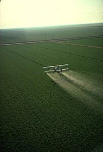 Vrhunski sport je bez esencijalnih minerala »mission impossible«! fotografija 220px Cropduster spraying pesticides 203x300 Vrhunski sport je bez esencijalnih minerala »mission impossible«!