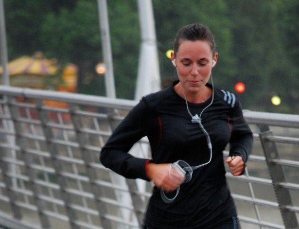 Slušalice za trčanje fotografija runner music 615x471 Slušalice za trčanje
