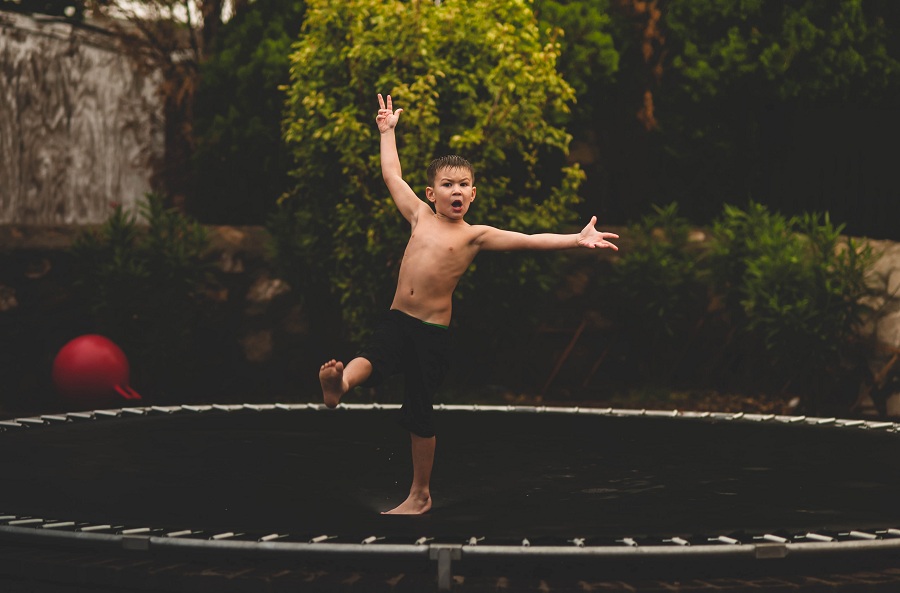 Dečija igra tokom poslednjih decenija postaje statična i drastično se smajuje. Deca  zbog toga pate emotivno i intelektualno.