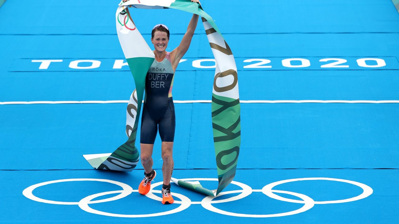 Olimpijski triatlon za žene obeležila prva zlatna medalja za Bermude u istoriji u borbi velikih šampionki triatlona