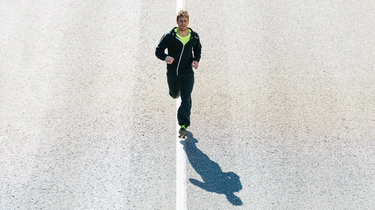 čovek trči tempo trening