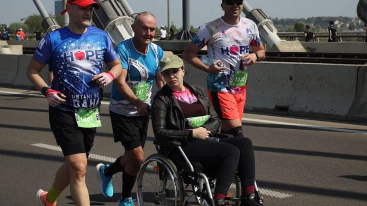 Trojica Kragujevčana asistirala devojci u invalidskim kolicima na 36. Beogradskom maratonu!