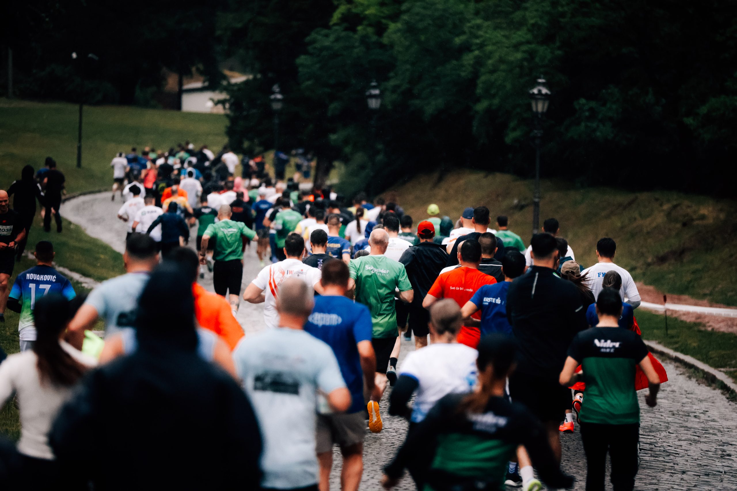 SCHNEIDER ELECTRIC NOVI SAD BUSINESS RUN: HILJADU HEROJA ISTRČALO 5KM ZA TIM ZA DECU – I TO PO PLJUSKU